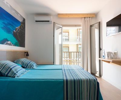 Ciclista Premium – Habitación doble con balcón y vista mar latera Hotel Eolo